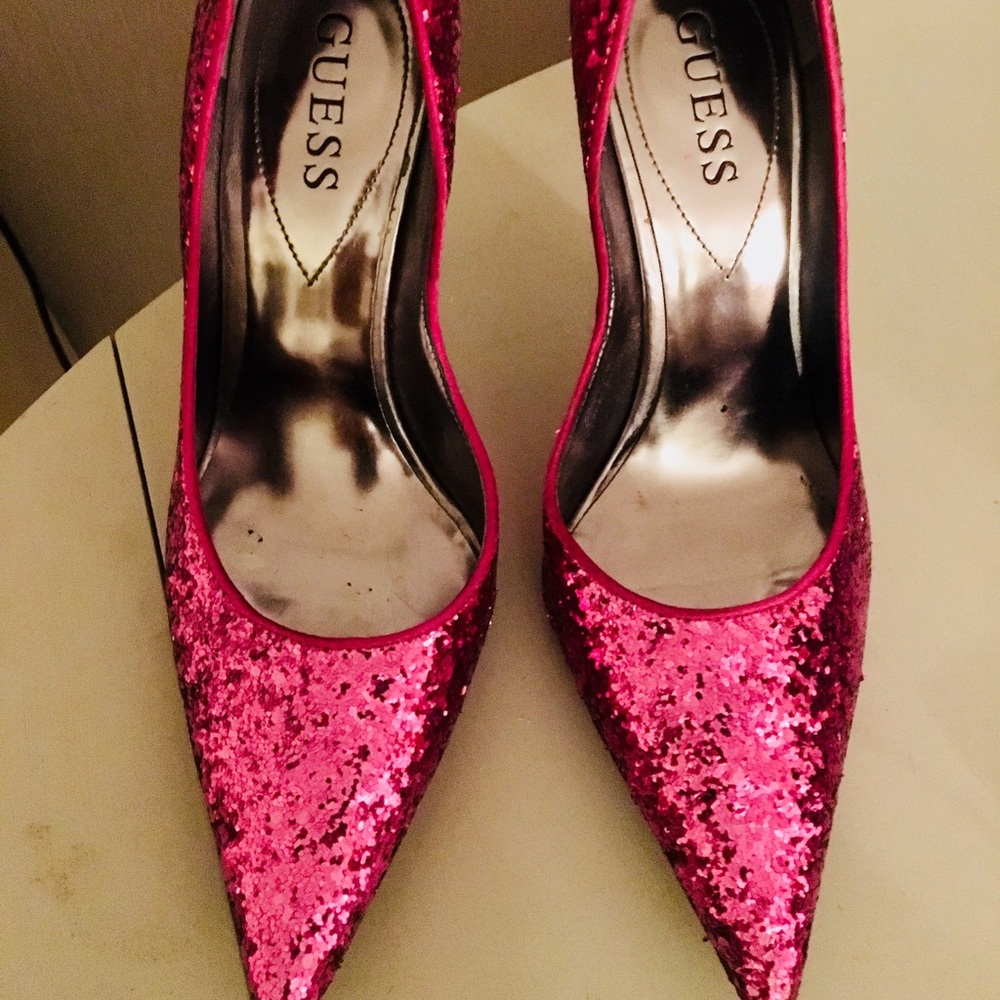 Guess pumps